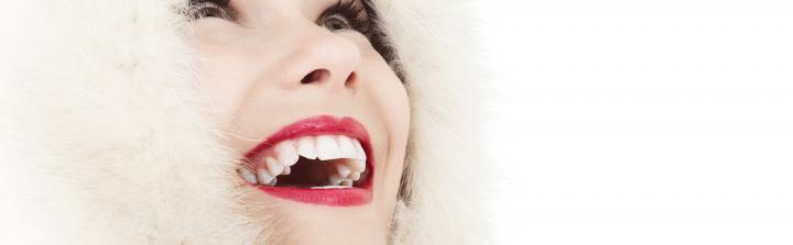 Wybielanie zębów w domu - 2 sposoby na biały uśmiech bez wizyty w gabinecie stomatologicznym